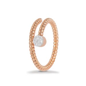 Anillo de oro rosa con diamantes blancos